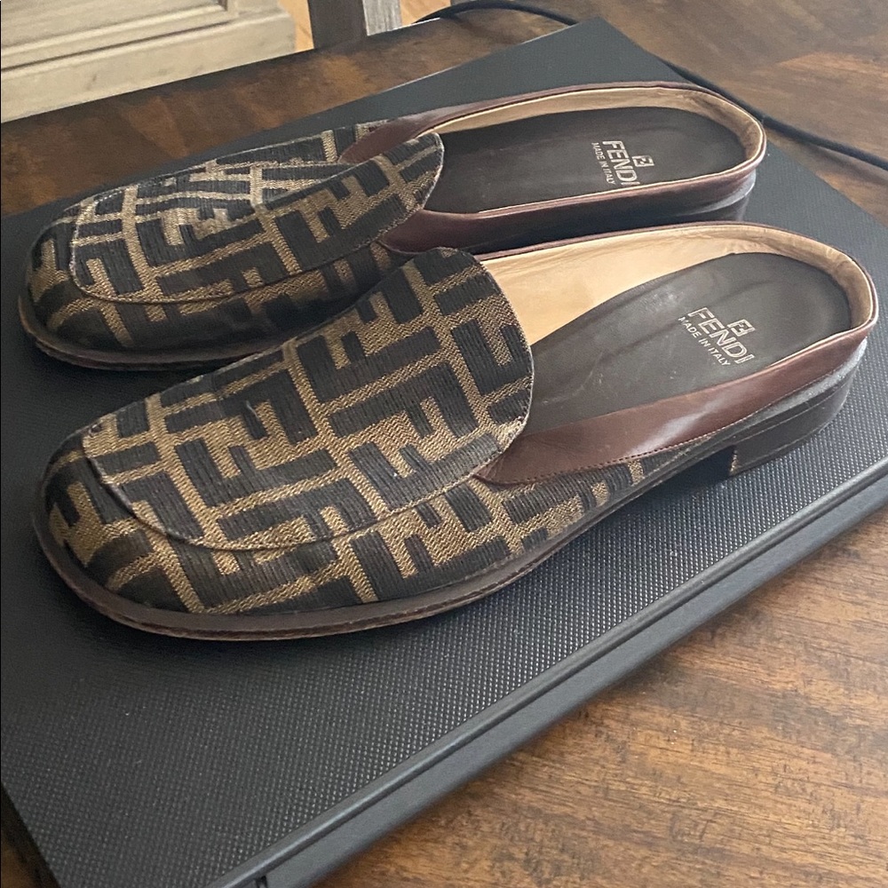 Women’s 9.5 women’s slides no box or dust bag.